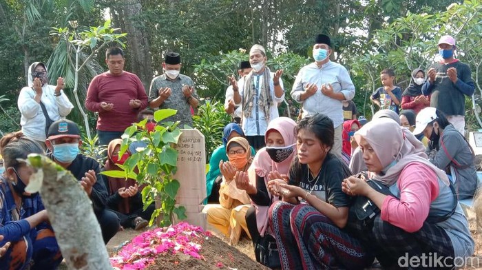 Suasana pemakaman nelayan yang mengalami kecelakaan di perairan cagar alam Pangandaran.