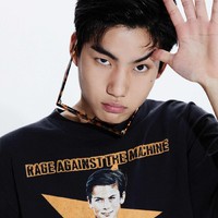 Tak banyak yang tahu, sang aktor memiliki darah Malaysia. Ayahnya berasal dari Negara Jiran dan memiliki darah Cina. Tang Joon Sang kemudian mengikuti kewarganegaraan ibunya. Foto: dok. Dazed Korea