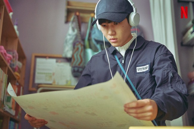 Tahun 2021 menjadi titik balik karier Tang Joon Sang. Ia dikenal sebagai Han Geu Ru, pembersih trauma yang mengidap sindrom Asperger dalam drama Korea Move to Heaven. Foto: dok. Netflix