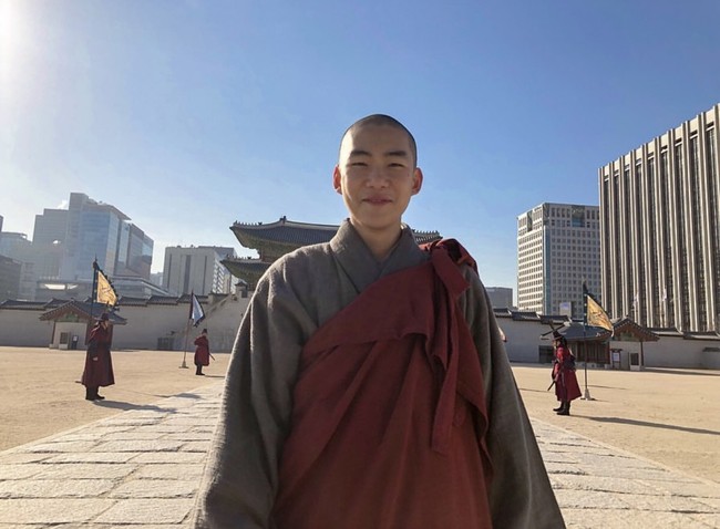 Tang Joon Sang pun melebarkan sayap hingga membintangi film layar lebar seperti Seven Years of Night dan Birthday. Ia rela menggunduli kepalanya demi film The King’s Letters. Foto: dok. Instagram t_js0813