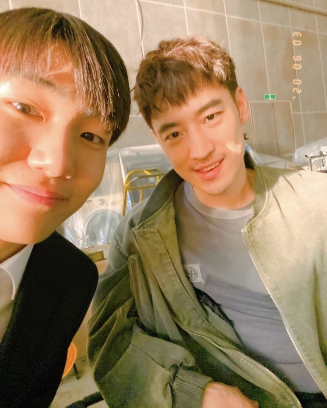 Aktingnya sukses bikin penonton Move to Heaven mewek. Terlebih, Tang Joon Sang menjalin chemistry kuat dengan Lee Je Hoon yang menjadi walinya setelah kematian sang ayah. Foto: dok. Instagram t_js0813
