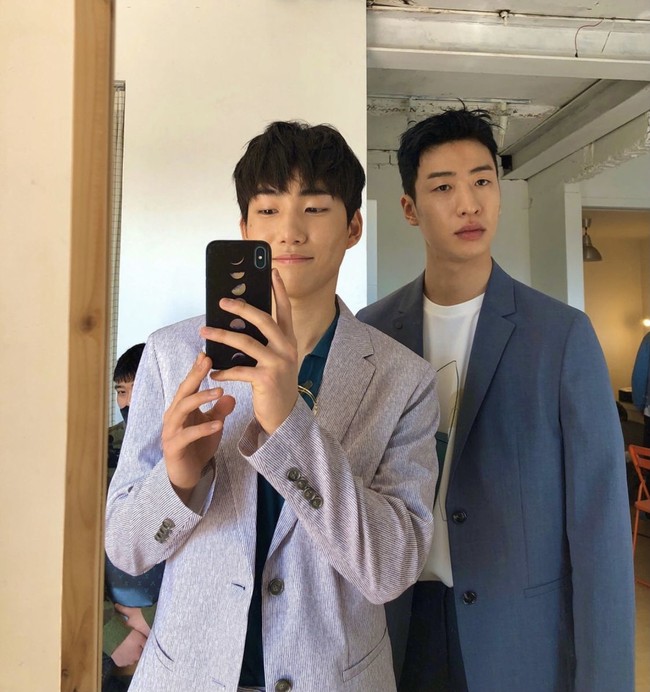 Nyatanya, aktor berumur 17 tahun ini lebih dulu populer lewat Crash Landing on You. Ia bikin penonton gemas dengan aksinya sebagai maknae dari tim tentara Korea Utara. Foto: dok. Instagram t_js0813