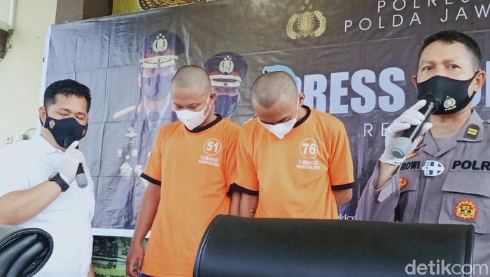 Tersangka pelmuda bugil bonceng motor sambil berdiri dan perekam videonya saat jumpa pers di Mapolres Klaten, Kamis (3/6/2021).