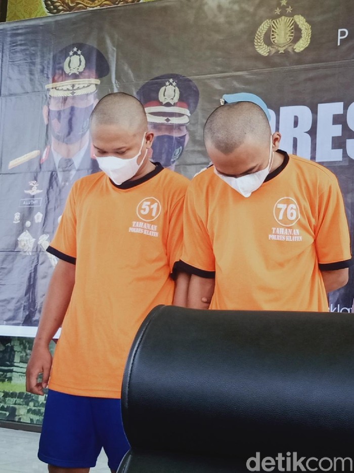 Tersangka pelmuda bugil bonceng motor sambil berdiri dan perekam videonya saat jumpa pers di Mapolres Klaten, Kamis (3/6/2021).