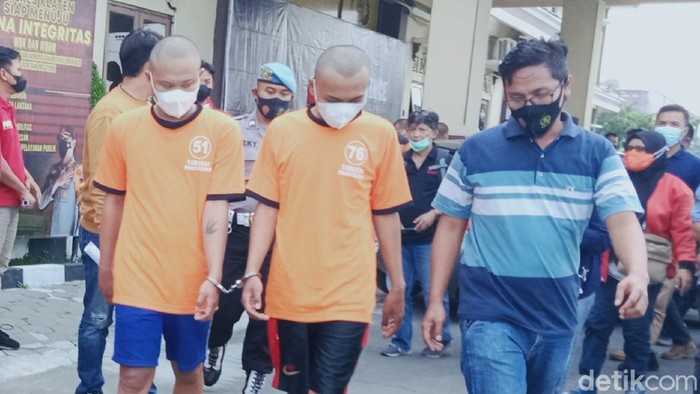 Tersangka pelmuda bugil bonceng motor sambil berdiri dan perekam videonya saat jumpa pers di Mapolres Klaten, Kamis (3/6/2021).