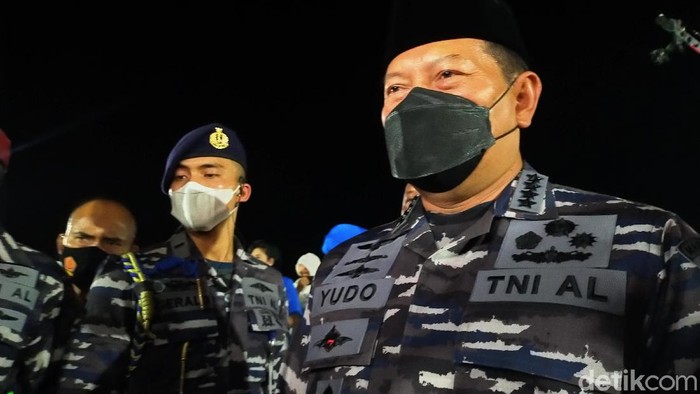 TNI AL menggelar doa bersama untuk 53 kru KRI Nanggala-402 yang gugur pada April lalu. Doa bersama diikuti para prajurit TNI AL dan juga keluarga kru KRI Nanggala-402.
