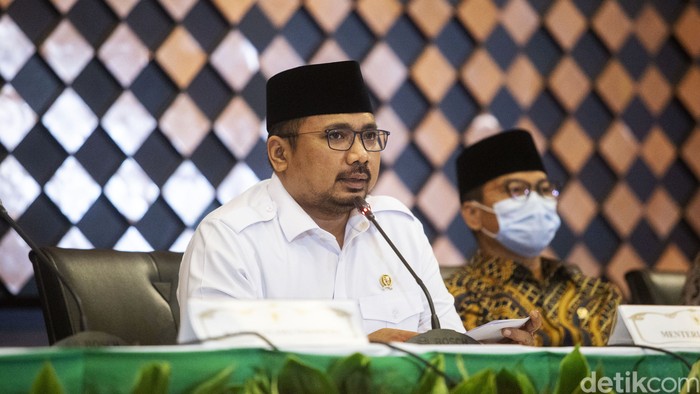 Menteri Agama Yaqut Cholil Qoumas memberikan pengumuman tentang nasib ibadah haji di Kementerian Agama, Jakarta, Kamis (3/6/2021). Hadir dalam pengumuman soal haji 2021 tersebut pimpinan Komisi VIII DPR, Sekjen Pengurus Besar Nahdlatul Ulama (PBNU), Sekjen Majelis Ulama Indonesia, dan Kepala BPKH.