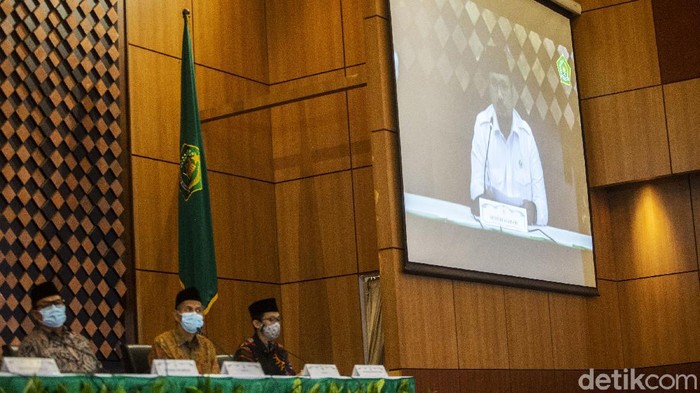 Menteri Agama Yaqut Cholil Qoumas memberikan pengumuman tentang nasib ibadah haji di Kementerian Agama, Jakarta, Kamis (3/6/2021). Hadir dalam pengumuman soal haji 2021 tersebut pimpinan Komisi VIII DPR, Sekjen Pengurus Besar Nahdlatul Ulama (PBNU), Sekjen Majelis Ulama Indonesia, dan Kepala BPKH.