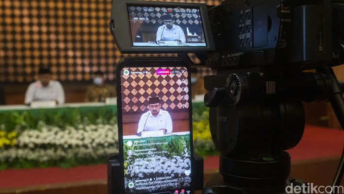 Tok! Tak Ada Pemberangkatan Haji 2021 Menteri Agama Yaqut Cholil Qoumas memberikan pengumuman tentang nasib ibadah haji di Kementerian Agama, Jakarta, Kamis (3/6/2021). Hadir dalam pengumuman soal haji 2021 tersebut pimpinan Komisi VIII DPR, Sekjen Pengurus Besar Nahdlatul Ulama (PBNU), Sekjen Majelis Ulama Indonesia, dan Kepala BPKH.