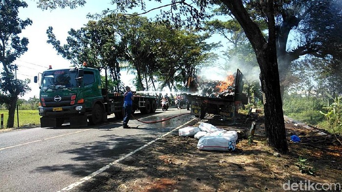 truk terbakar di probolinggo