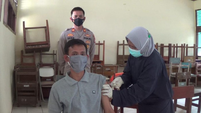 Vaksinasi Corona (Dok Polsek Cikarang Barat)