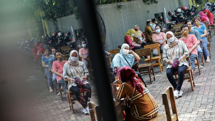 Dinkes melakukan vaksinasi massal di RT 003 RW 003, Cilangkap, Jakarta Timur, Kamis (3/6/2021). Wilayah RT tersebut merupakan klaster silaturahmi di Cilangkap.