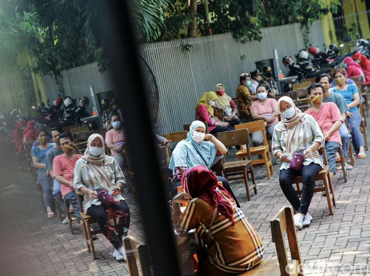 Zona Merah di Cilangkap Warga Divaksin Massal