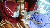 Tenaga kesehatan menyuntikan vaksin kepada warga di MTs As-Syafiiyah, Cilangkap, Jakarta, Kamis (3/6/2021). Sebelumnya diberitakan Seluruh warga di RT 03 RW 03 Kelurahan Cilangkap dinyatakan positif COVID saat Idul Fitri yang lalu.