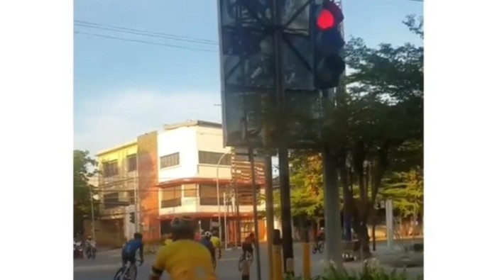 Viral komunitas sepeda di Makassar terobos lampu merah