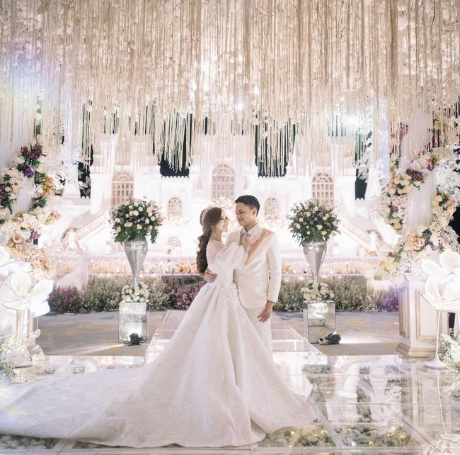 Nanda mengatakan konsep dan tema pernikahannya sesuai dengan apa yang ia impikan selama ini. Alhamdulillah aku bisa mewujudkan My Wedding Dream, untuk konsepnya lebih ke fairy tale sih jadi kaya castle-castle, kereta kencana dan lainnya gitu, ucapnya dengan ramah. Foto: Dok. Instagram @nandaarsynt.