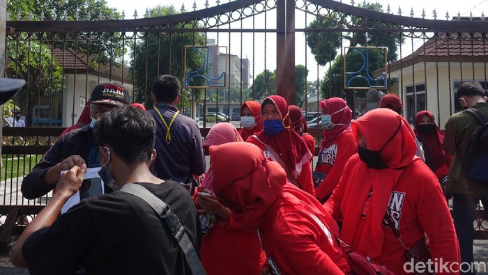 Warga Desa Wadas Purworejo geruduk Kantor Balai Besar Wilayah Sungai Serayu Opak (BBWS-SO) tolak izin penetapan lokasi Bendungan Bener, Kamis (3/6/2021)