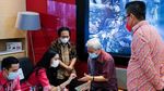 Warren Buffet Indonesia Bersua Bos Smartfren, Ada Sinyal Apa?