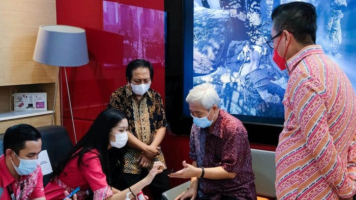 'Warren Buffet' Indonesia Bersua Bos Smartfren, Ada Sinyal Apa? Lo Kheng Hong yang kerap disebut-sebut sebagai 'Warren Buffet' Indonesia bikin kejutan dengan mengunjungi jajaran bos Smartfren. Ada sinyalemen ke pasar?