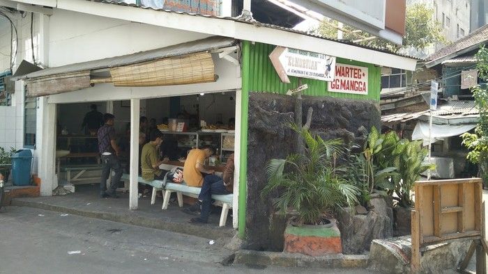 5 Warteg 'Hidden Gem' Ini Punya Lauk Serba Enak dan Murah