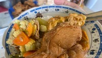 Setiap harinya ada tiga orang yang bertanggung jawab untuk memasak 50 menu lauk di Warteg Kartini. Windy salah satunya. Setelah warteg tutup, biasanya mereka akan belanja bahan-bahan makanan ke pasar. Foto: detikFood
