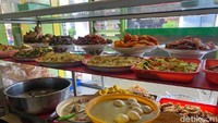 “Kalau untuk menu reguler yang pasti ada di Warteg Kartini itu, pastinya yang paling laris dan disukai pelanggan ya. Seperti sayur capcay, tumis usus, orek tempe, mie goreng, tumis kerang dan oseng kikil juga favorit,” tambah Windy, yang mengaku belajar memasak semua lauk-lauk ini secara otodidak. Foto: detikFood