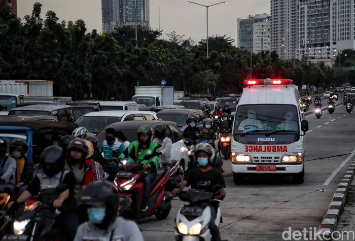 Sejumlah tenaga medis mengantar pasien COVID-19 dengan ambulans di kawasan Rumah Sakit Darurat COVID-19 Wisma Atlet, Kemayoran, Jakarta, Rabu (2/6).