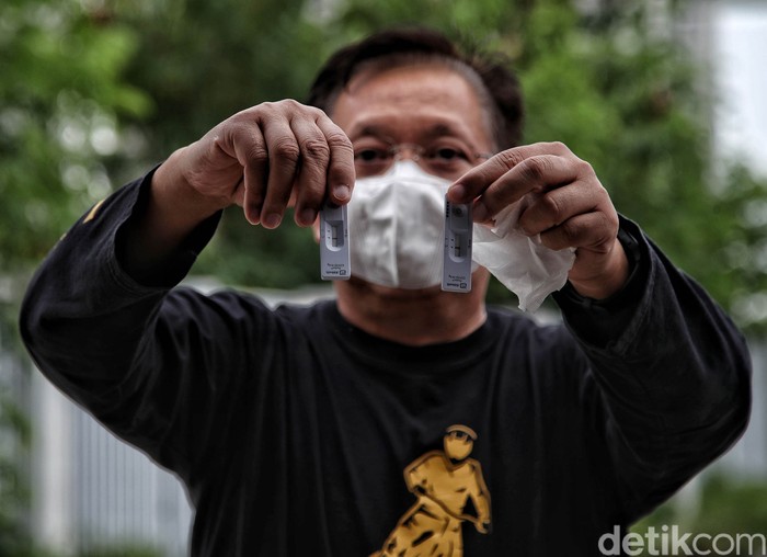Waspada! Kasus Harian Corona DKI Capai Angka 1.000 Sejumlah tenaga medis mengantar pasien COVID-19 dengan ambulans di kawasan Rumah Sakit Darurat COVID-19 Wisma Atlet, Kemayoran, Jakarta, Rabu (2/6).