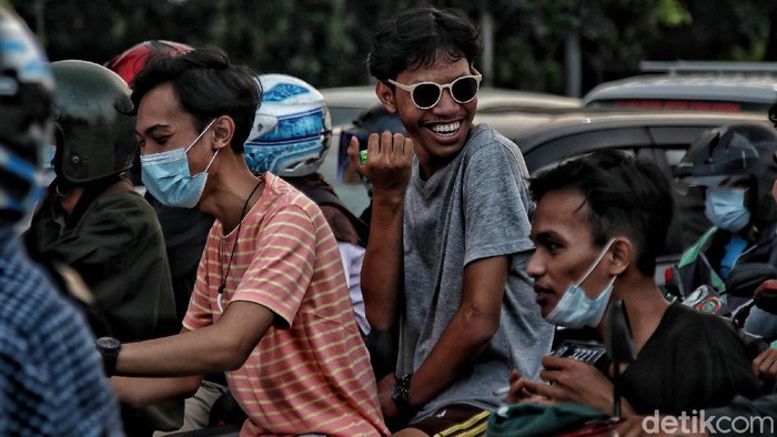 Waspada! Kasus Harian Corona DKI Capai Angka 1.000 Sejumlah tenaga medis mengantar pasien COVID-19 dengan ambulans di kawasan Rumah Sakit Darurat COVID-19 Wisma Atlet, Kemayoran, Jakarta, Rabu (2/6).