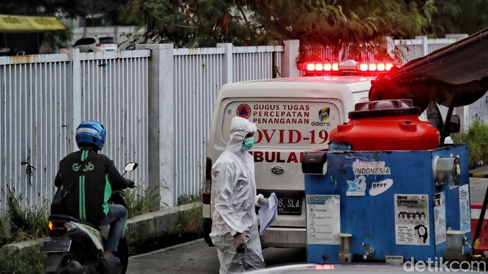 Sejumlah tenaga medis mengantar pasien COVID-19 dengan ambulans di kawasan Rumah Sakit Darurat COVID-19 Wisma Atlet, Kemayoran, Jakarta, Rabu (2/6).