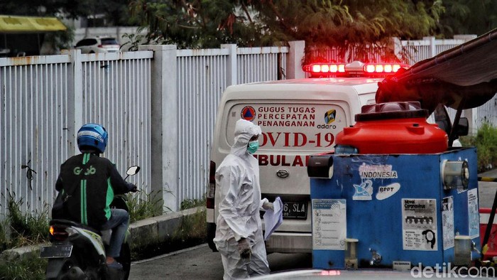 Waspada! Kasus Harian Corona DKI Capai Angka 1.000 Sejumlah tenaga medis mengantar pasien COVID-19 dengan ambulans di kawasan Rumah Sakit Darurat COVID-19 Wisma Atlet, Kemayoran, Jakarta, Rabu (2/6).