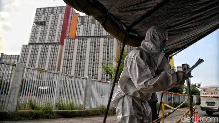 Waspada! Kasus Harian Corona DKI Capai Angka 1.000 Sejumlah tenaga medis mengantar pasien COVID-19 dengan ambulans di kawasan Rumah Sakit Darurat COVID-19 Wisma Atlet, Kemayoran, Jakarta, Rabu (2/6).