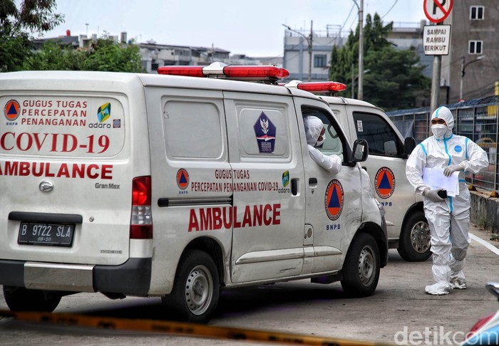 Waspada! Kasus Harian Corona DKI Capai Angka 1.000 Sejumlah tenaga medis mengantar pasien COVID-19 dengan ambulans di kawasan Rumah Sakit Darurat COVID-19 Wisma Atlet, Kemayoran, Jakarta, Rabu (2/6).