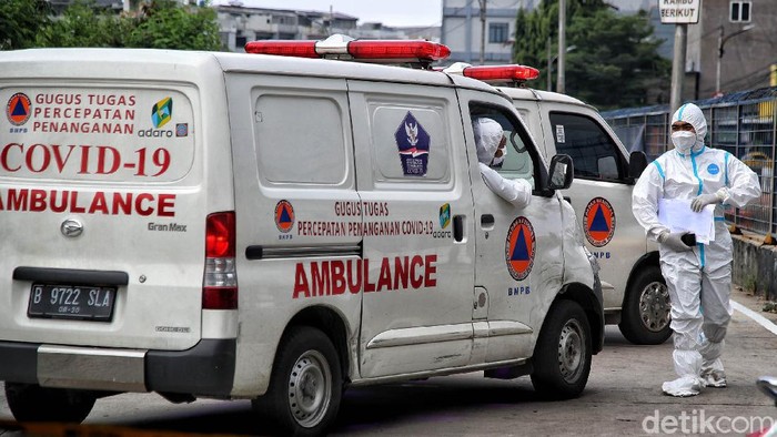 Sejumlah tenaga medis mengantar pasien COVID-19 dengan ambulans di kawasan Rumah Sakit Darurat COVID-19 Wisma Atlet, Kemayoran, Jakarta, Rabu (2/6).