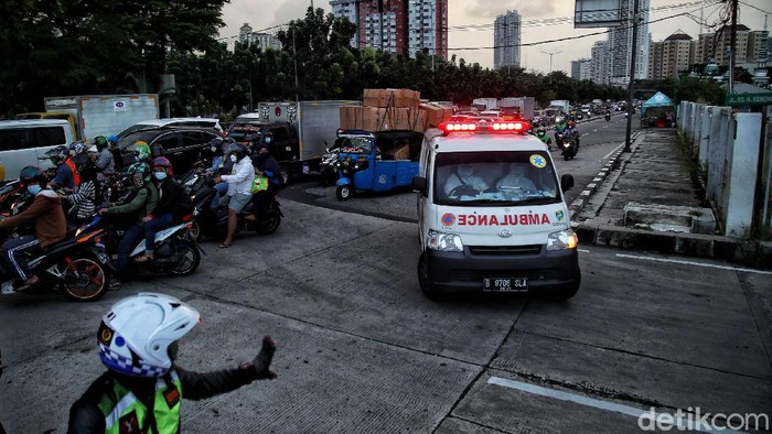 Sejumlah tenaga medis mengantar pasien COVID-19 dengan ambulans di kawasan Rumah Sakit Darurat COVID-19 Wisma Atlet, Kemayoran, Jakarta, Rabu (2/6).