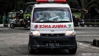 Sejumlah tenaga medis mengantar pasien COVID-19 dengan ambulans di kawasan Rumah Sakit Darurat COVID-19 Wisma Atlet, Kemayoran, Jakarta, Rabu (2/6).