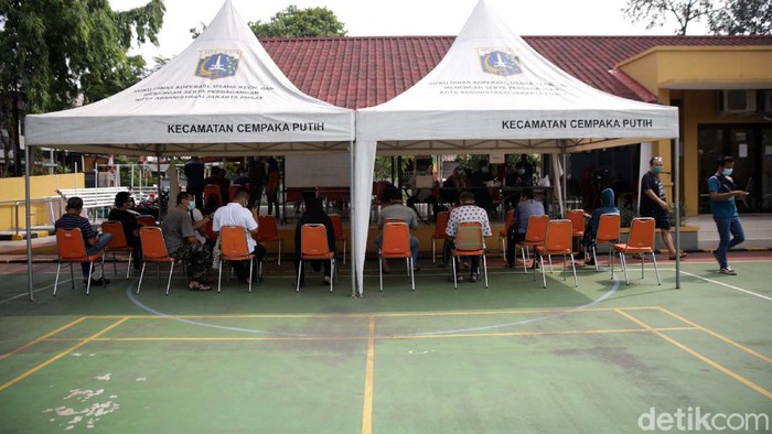 Vaksinasi COVID-19 terus digalakan di Jakarta. Sebanyak 2.520.101 warga Jakarta telah menerima vaksin dosis pertama per Kamis, 3 Juni 2021.