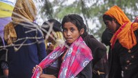 Sejumlah imigran etnis Rohingya berada di kawasan pantai Kuala Simpang Ulim, Simpang Ulim, Aceh Timur, Aceh, Jumat (4/6/2021).  