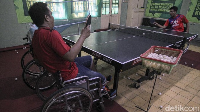 Atlet difabel cabang olahraga tenis meja menjalani latihan untuk persiapan Peparnas 2021 di Yogyakarta, Jumat (4/6/2021).