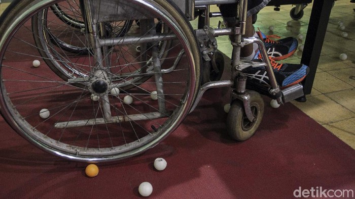 Atlet difabel cabang olahraga tenis meja menjalani latihan untuk persiapan Peparnas 2021 di Yogyakarta, Jumat (4/6/2021).