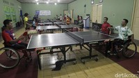 Sebanyak 15 atlet difabel mewakili provinsi D. I. Yogyakarta mengikuti latihan cabang olahraga tenis meja.   
