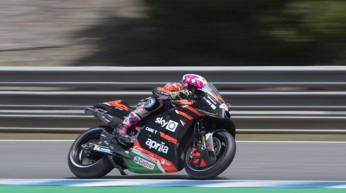 JEREZ DE LA FRONTERA, SPAIN - MAY 01:  Aleix Espargaro of Spain and Aprilia Racing Team Gresini  heads down a straight during the MotoGP of Spain - Qualifying at Circuito de Jerez on May 01, 2021 in Jerez de la Frontera, Spain. (Photo by Mirco Lazzari gp/Getty Images)