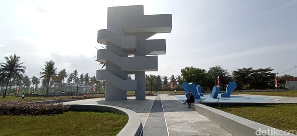 Alun-alun Paamprokan memiliki spot ikonik yaitu menara pantau setinggi 16 meter dengan pemandangan laut Pangandaran. Sayang, sampai Jumat (4/6) akses menuju menara pantau ini masih ditutup. Alun-alun Paamprokan memiliki spot ikonik yaitu menara pantau setinggi 16 meter dengan pemandangan laut Pangandaran. Sayang, sampai Jumat (4/6) akses menuju menara pantau ini masih ditutup.