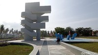 Alun-alun Paamprokan memiliki spot ikonik yaitu menara pantau setinggi 16 meter dengan pemandangan laut Pangandaran. Sayang, sampai Jumat (4/6) akses menuju menara pantau ini masih ditutup. 