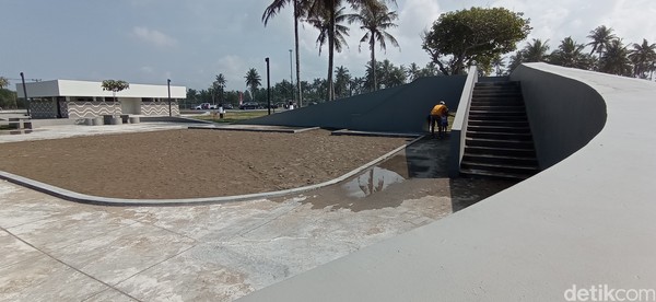 Fasilitas tempat duduk dan taman bunga yang cantik membuat warga yang berkunjung semakin betah. Pihak pemerintah juga mulai memanfaatkan alun-alun ini untuk kegiatan upacara atau rapat yang melibatkan banyak orang. Karena lapangan yang luas memungkinkan mereka menjaga jarak satu sama lain. Fasilitas tempat duduk dan taman bunga yang cantik membuat warga yang berkunjung semakin betah. Pihak pemerintah juga mulai memanfaatkan alun-alun ini untuk kegiatan upacara atau rapat yang melibatkan banyak orang. Karena lapangan yang luas memungkinkan mereka menjaga jarak satu sama lain.