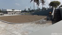 Fasilitas tempat duduk dan taman bunga yang cantik membuat warga yang berkunjung semakin betah. Pihak pemerintah juga mulai memanfaatkan alun-alun ini untuk kegiatan upacara atau rapat yang melibatkan banyak orang. Karena lapangan yang luas memungkinkan mereka menjaga jarak satu sama lain. 