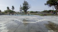 Alun-alun Paamprokan dibangun hasil kerjasama Pemerintah Provinsi Jawa Barat dengan pihak swasta. Nama alun-alun Paamprokan ini diberikan oleh Gubernur Jawa Barat Ridwan Kamil. Dia sengaja memilihkan nama yang lebih Nyunda. 