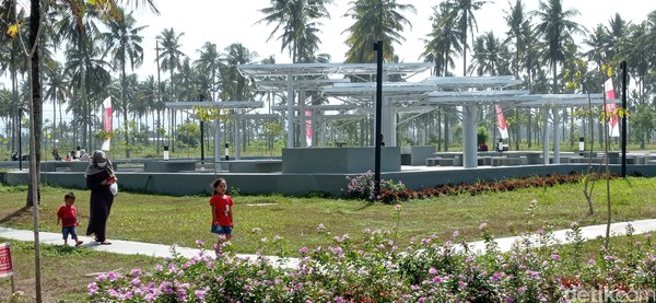 Selain sebagai penopang aktivitas pariwisata, alun-alun juga berfungsi sebagai sarana kegiatan masyarakat Pangandaran di berbagai bidang, baik keagamaan, seni, budaya dan lainnya. Selain sebagai penopang aktivitas pariwisata, alun-alun juga berfungsi sebagai sarana kegiatan masyarakat Pangandaran di berbagai bidang, baik keagamaan, seni, budaya dan lainnya.