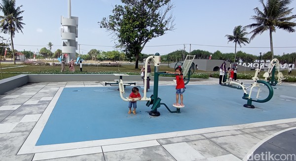 Alun-alun ini mulai hits menjadi tempat nongkrong anak-anak muda Pangandaran. Selain itu banyak warga yang mulai memanfaatkan alun-alun Paamprokan untuk kegiatan olahraga. Selain jogging, warga juga bisa memanfaatkan sarana alat kebugaran yang disediakan di taman ini. 