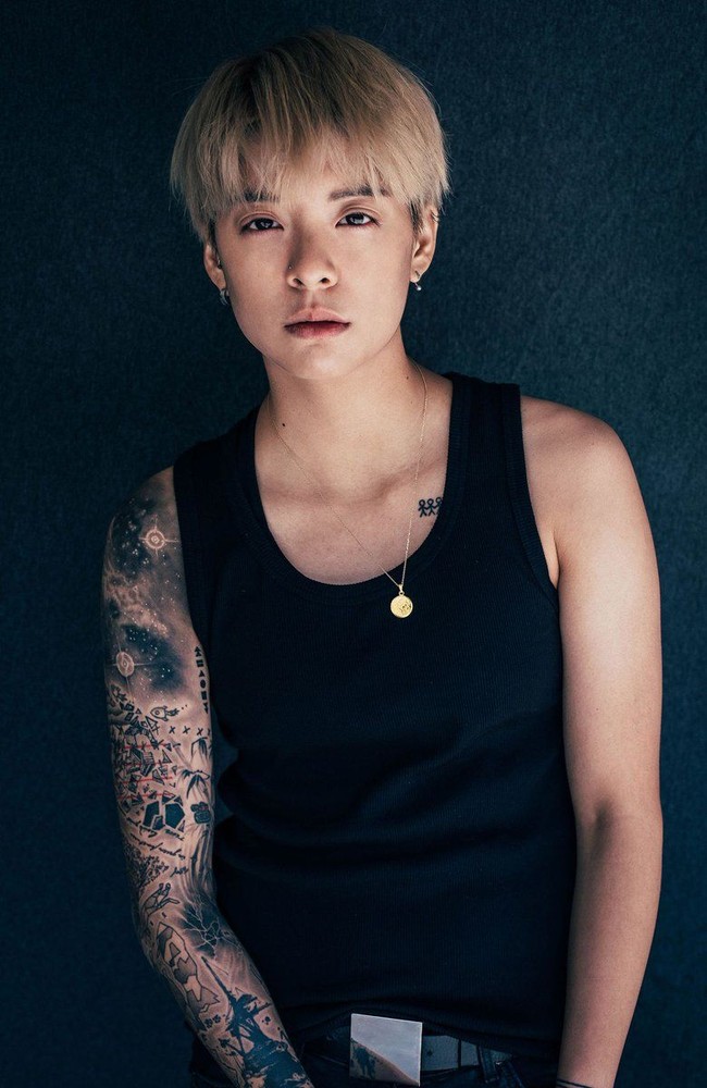 Amber f(x) telah lama mendobrak stereotype dengan penampilannya yang tomboy. Lengannya dipenuhi dengan tato, yang juga terlihat pada bagian punggung dan collar bone. Foto: dok. Forbes